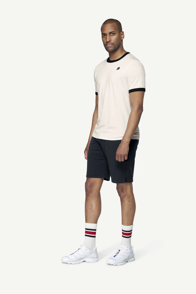 Devold Archive Ringer Tee, kolor: White/Ink - prezentacja na modelu - przód