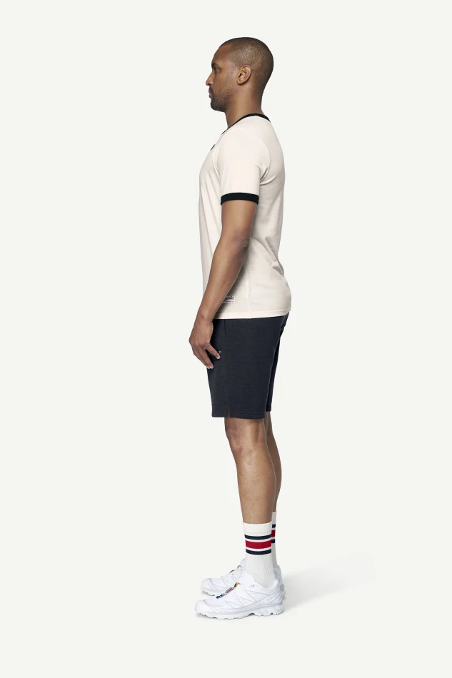 Devold Archive Ringer Tee, kolor: White/Ink - prezentacja na modelu - bok