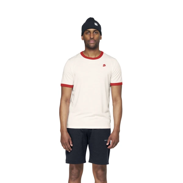 Devold Archive Ringer Tee, kolor: White/Chilli - prezentacja na modelu