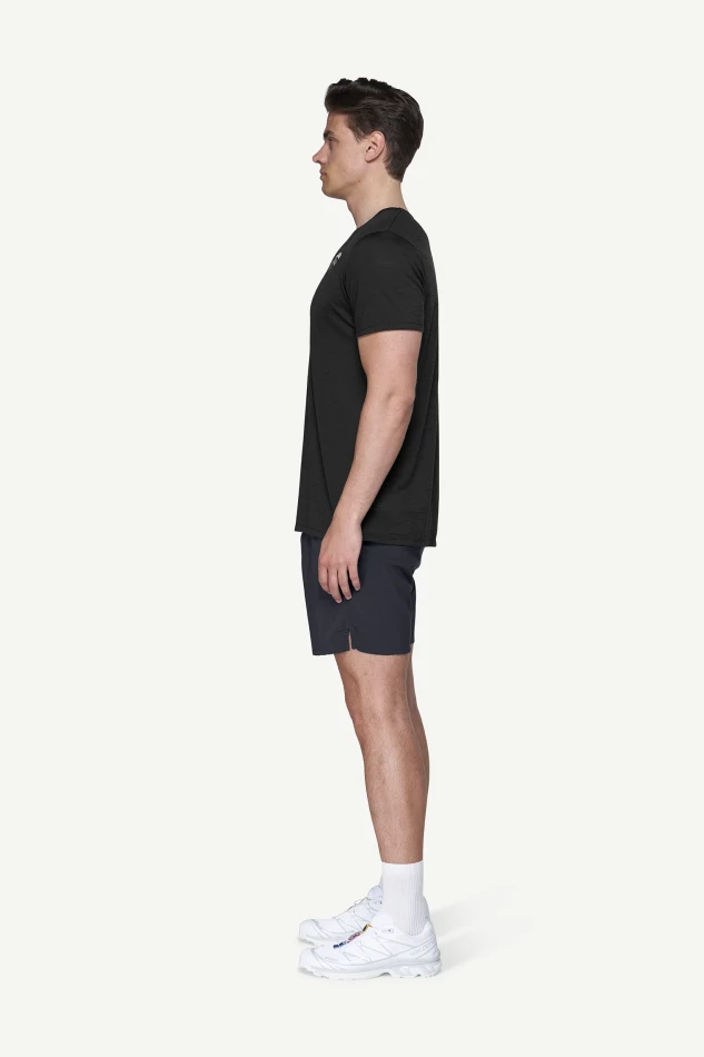 Devold Active "Devold Legacy" Tee MAN, kolor: Black - prezentacja na modelu - bok