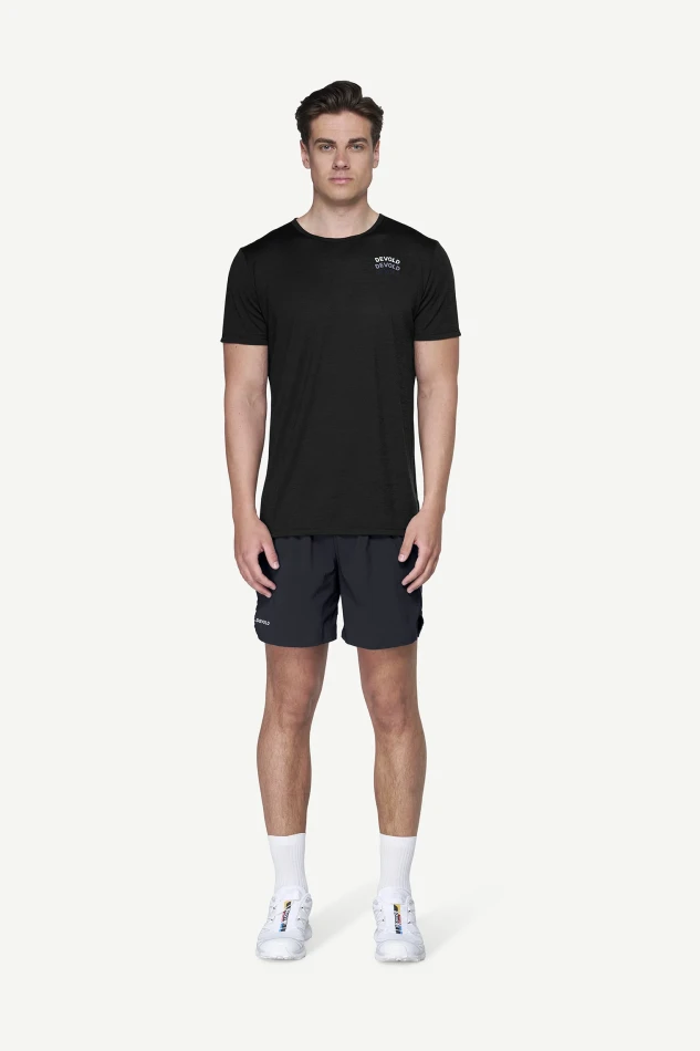 Devold Active "Devold Legacy" Tee MAN, kolor: Black - prezentacja na modelu - przód
