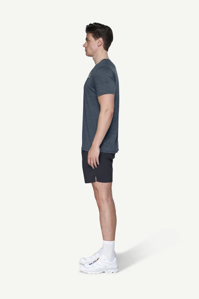 Devold Active "Devold Legacy" Tee MAN, kolor: Night - prezentacja na modelu - bok