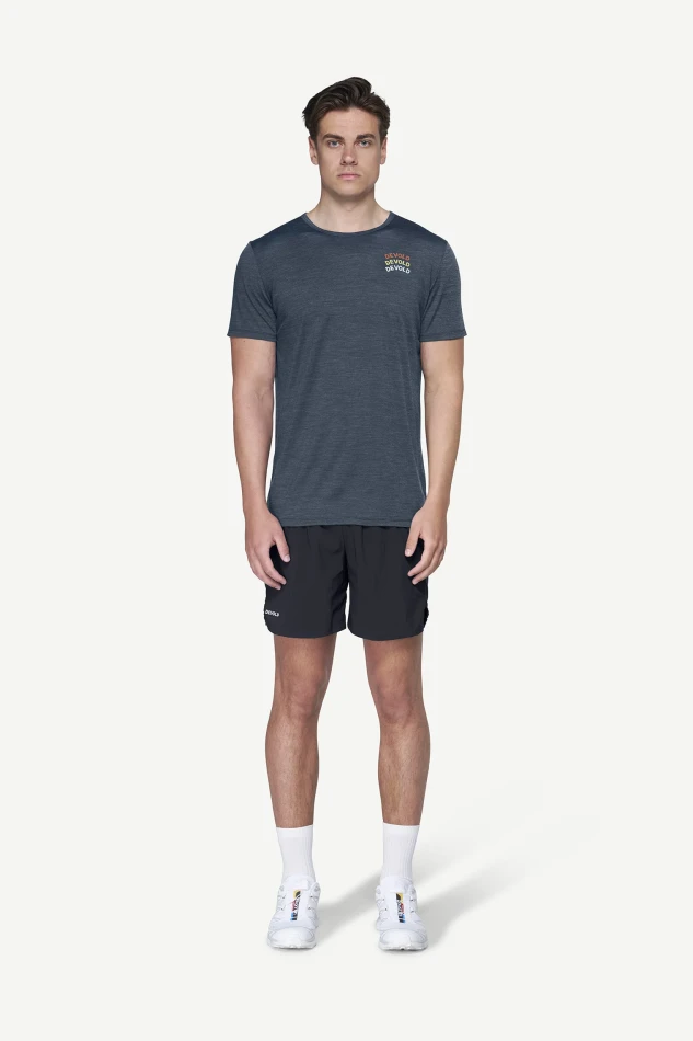 Devold Active "Devold Legacy" Tee MAN, kolor: Night - prezentacja na modelu - przód