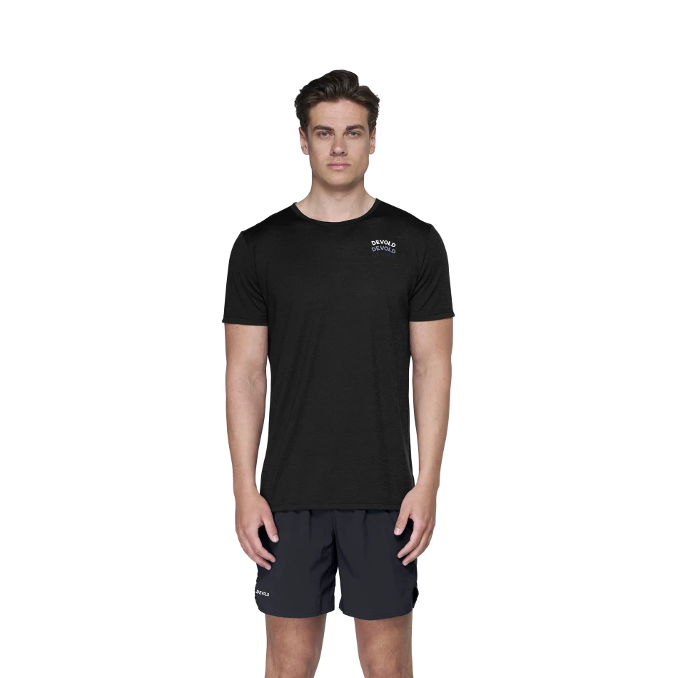 Devold Active "Devold Legacy" Tee MAN, kolor: Black - prezentacja na modelu
