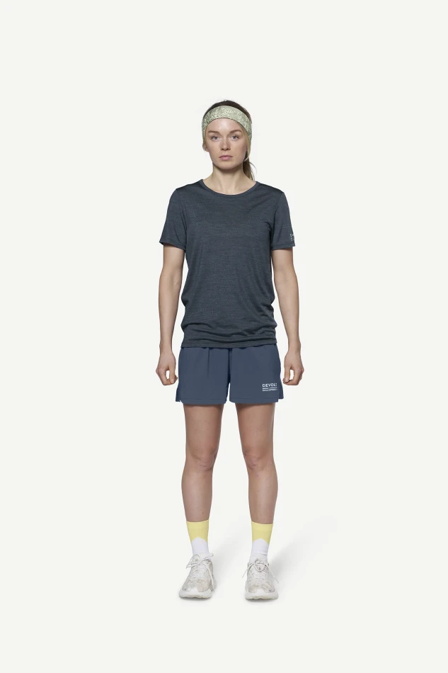 Devold Active Stamp Tee WMN, kolor: Night - prezentacja na modelce - przód