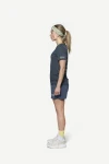 Devold Active Stamp Tee WMN, kolor: Night - prezentacja na modelce - bok