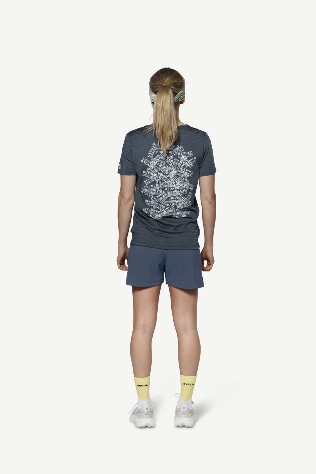 Devold Active Stamp Tee WMN, kolor: Night - prezentacja na modelce - tył