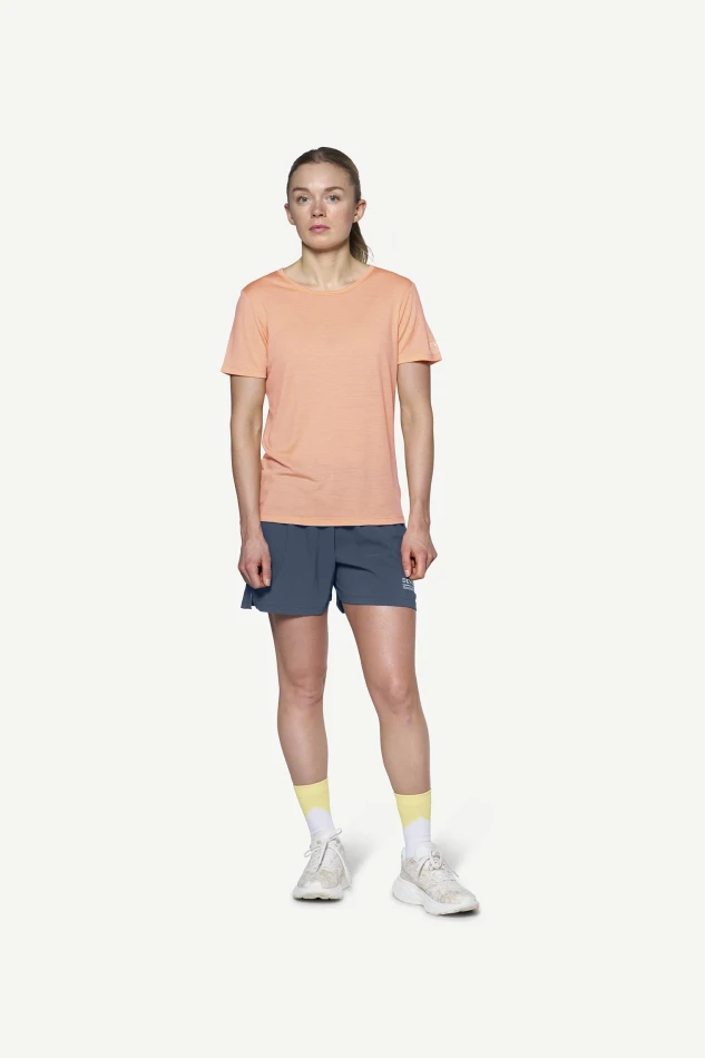 Devold Active Stamp Tee WMN, kolor: Sunrise - prezentacja na modelce - przód