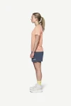 Devold Active Stamp Tee WMN, kolor: Sunrise - prezentacja na modelce - bok