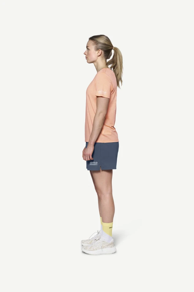 Devold Active Stamp Tee WMN, kolor: Sunrise - prezentacja na modelce - bok