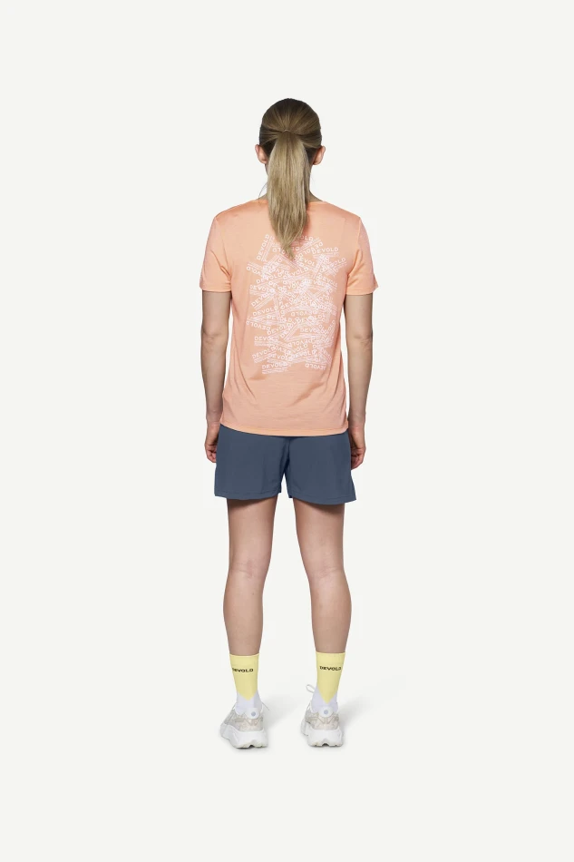 Devold Active Stamp Tee WMN, kolor: Sunrise - prezentacja na modelce - tył