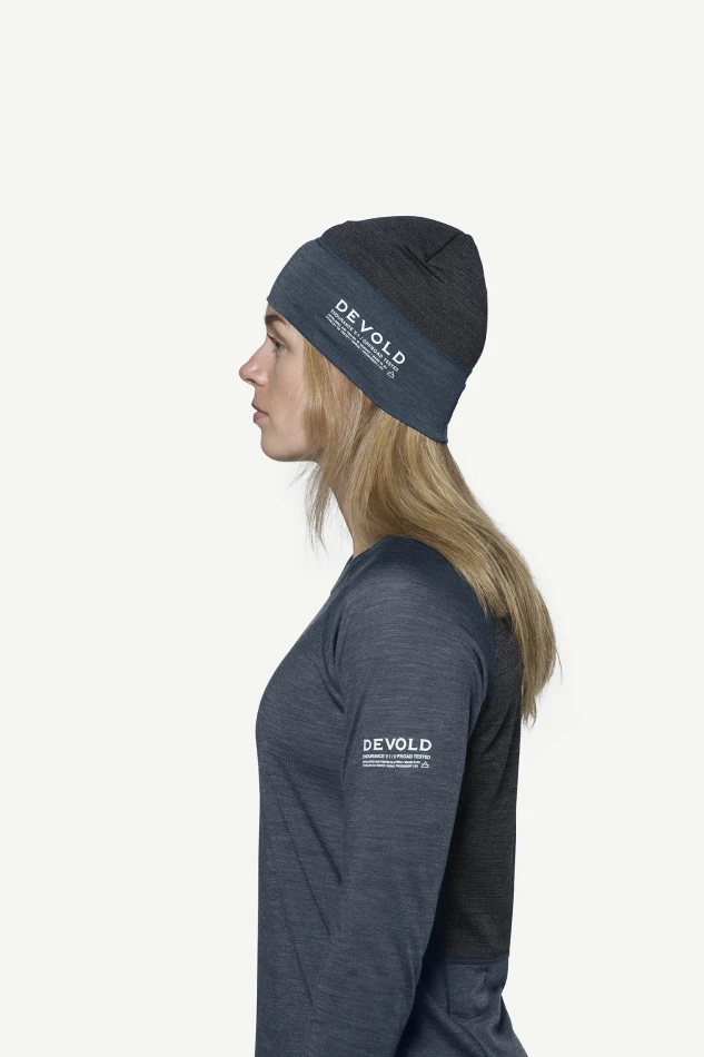Devold Endurance Merino Light Beanie, kolor: Night - prezentacja na modelce - bok