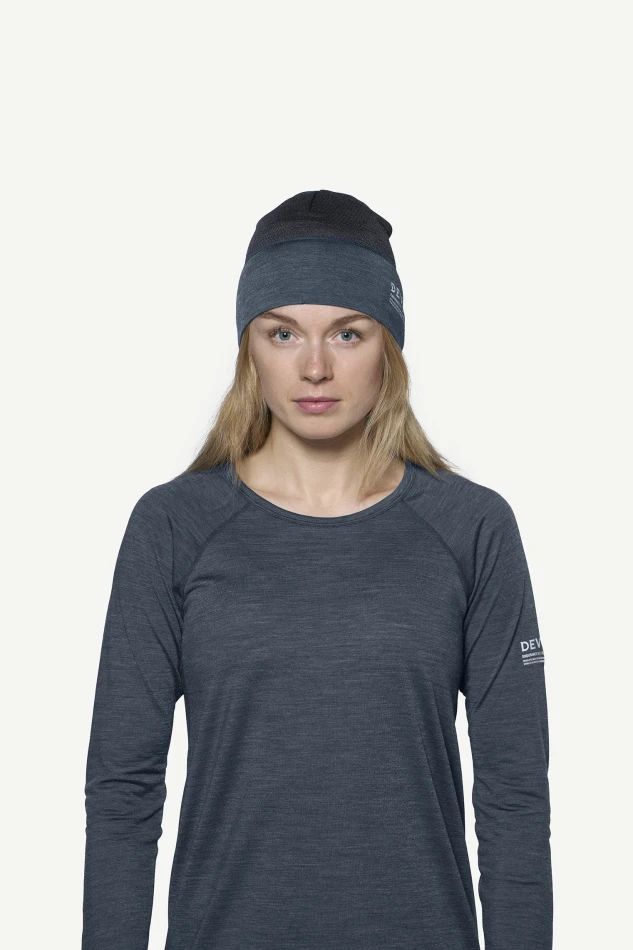 Devold Endurance Merino Light Beanie, kolor: Night - prezentacja na modelce - przód