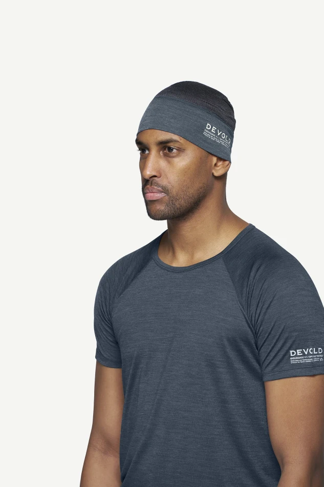 Devold Endurance Merino Light Beanie, kolor: Night - prezentacja na modelu - przód
