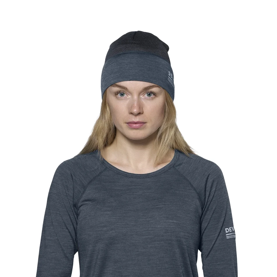 Devold Endurance Merino Light Beanie, kolor: Night - prezentacja na modelce