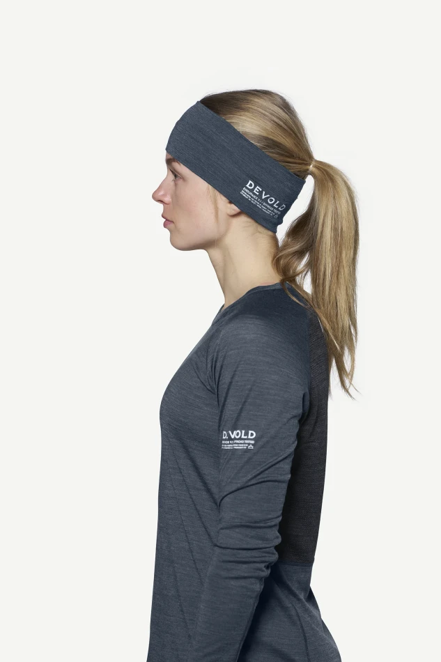 Devold Endurance Merino Light Headband, kolor: Night - prezentacja na modelce - bok