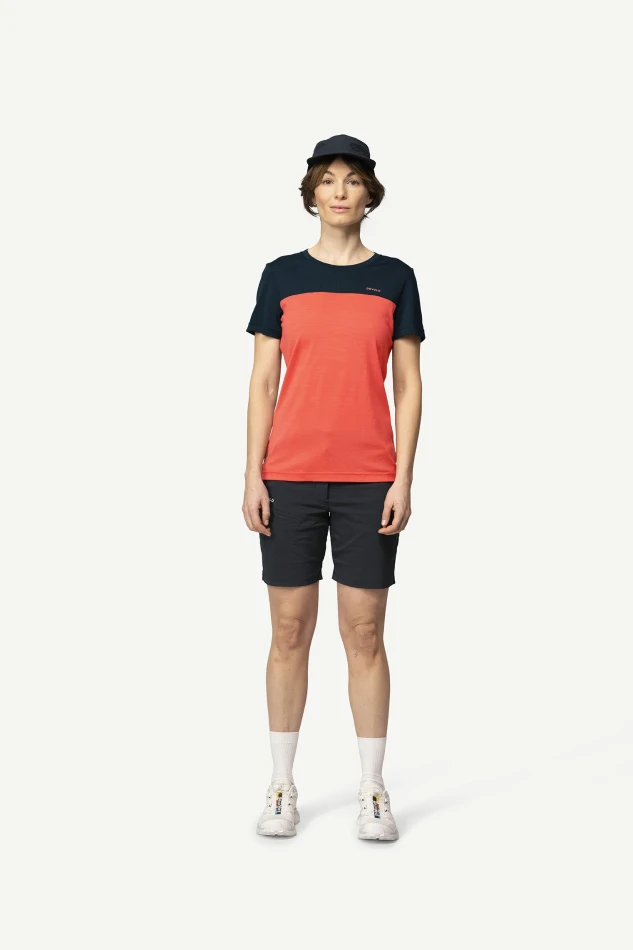 Devold Classic Linear Tee WMN, kolor: Ink/Coral - prezentacja na modelce - przód