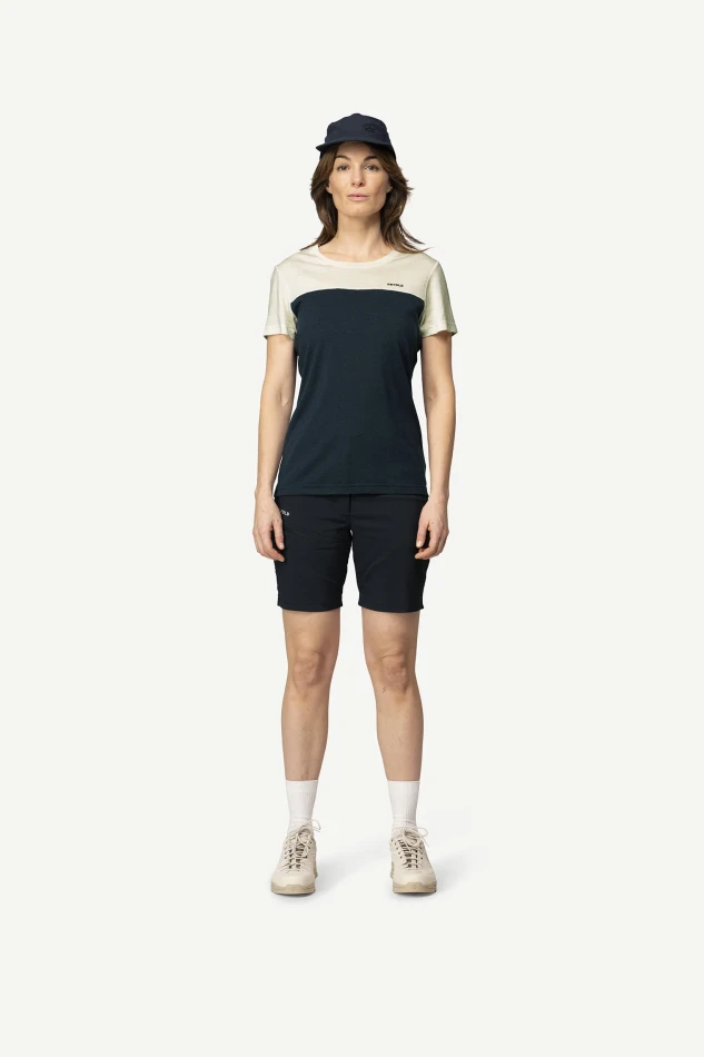 Devold Classic Linear Tee WMN, kolor: White/Ink - prezentacja na modelce - przód