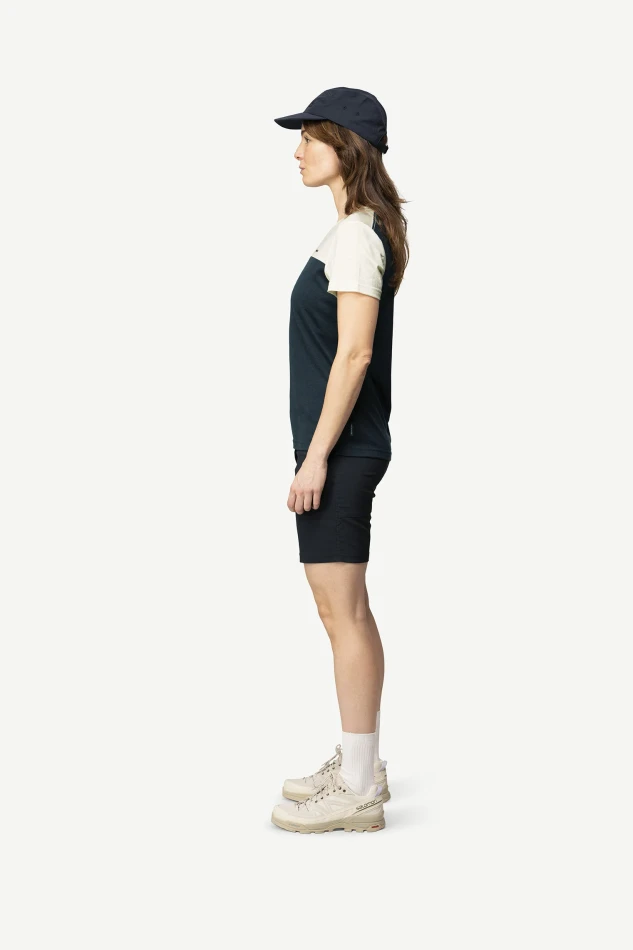 Devold Classic Linear Tee WMN, kolor: White/Ink - prezentacja na modelce - bok