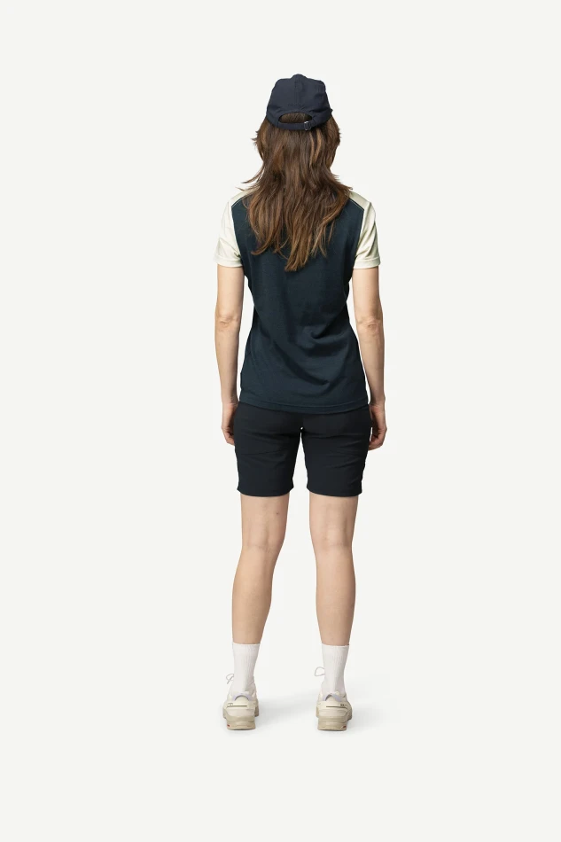 Devold Classic Linear Tee WMN, kolor: White/Ink - prezentacja na modelce - tył