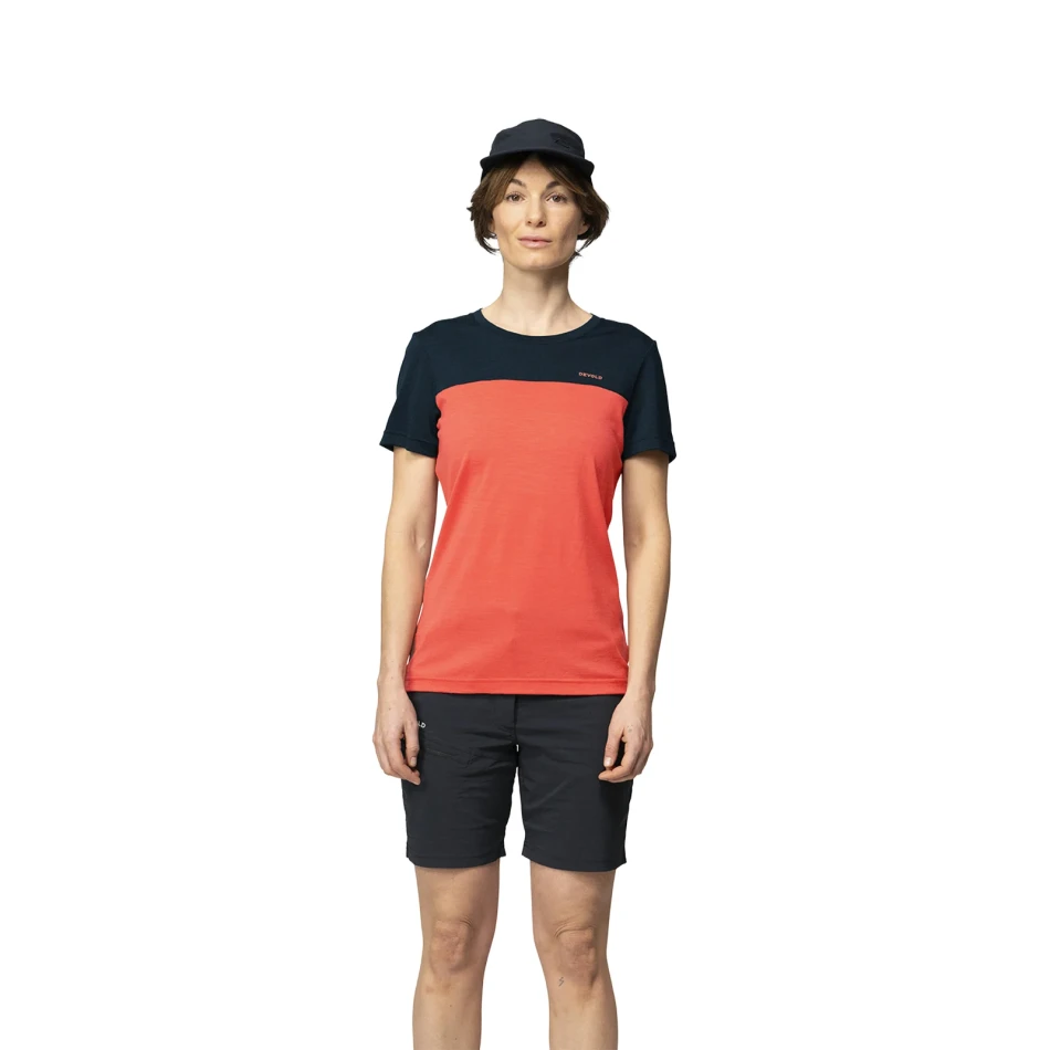 Devold Classic Linear Tee WMN, kolor: Ink/Coral - prezentacja na modelce