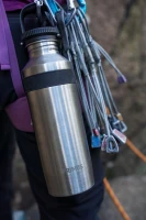 Primus-Tufa-Narrow-Single-wall_Bottle_08L-kolor-Stainless-Steel-mood-2.webp