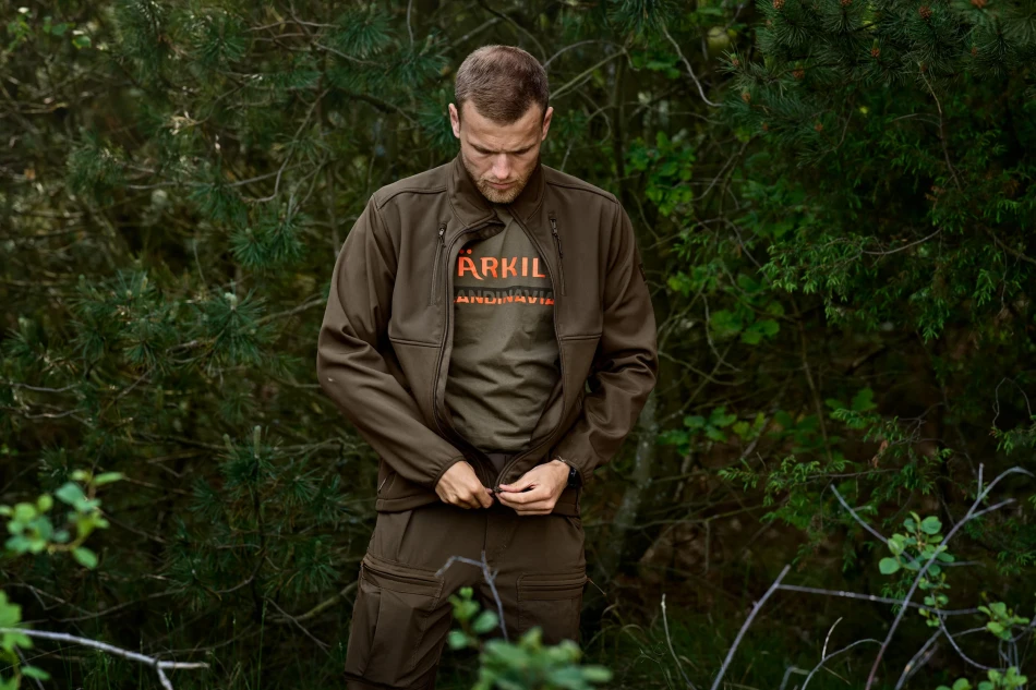 Harkila Scandinavian S/S T-shirt, kolor: Grape Leaf - zdjęcie w terenie na modelu