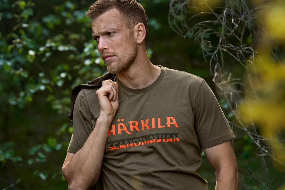Harkila Scandinavian S/S T-shirt, kolor: Grape Leaf - zdjęcie w terenie na modelu