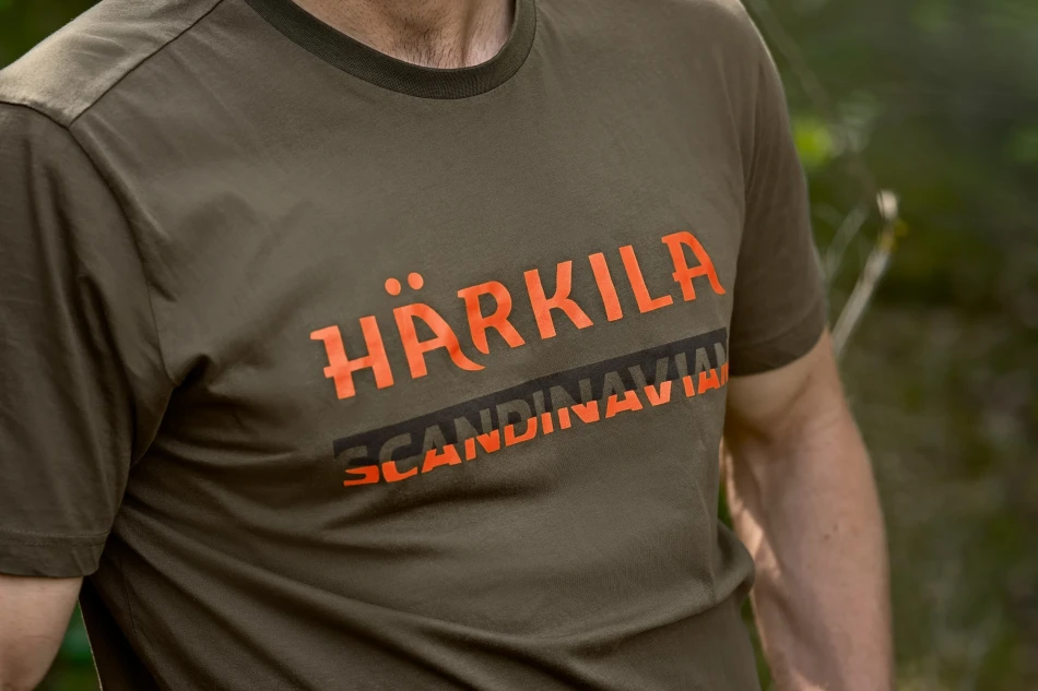 Harkila Scandinavian S/S T-shirt, kolor: Grape Leaf - zdjęcie w terenie na modelu, zbliżenie na nadruk na piersi