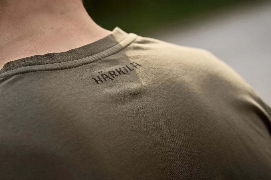 Harkila Scandinavian S/S T-shirt, kolor: Grape Leaf - zdjęcie w terenie na modelu, zbliżenie na plecy