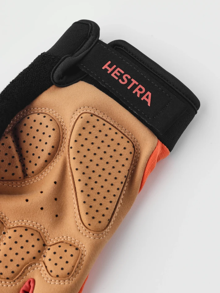 Hestra-Bike-Guard-D3O-Short-Orange-Dłoń3.png