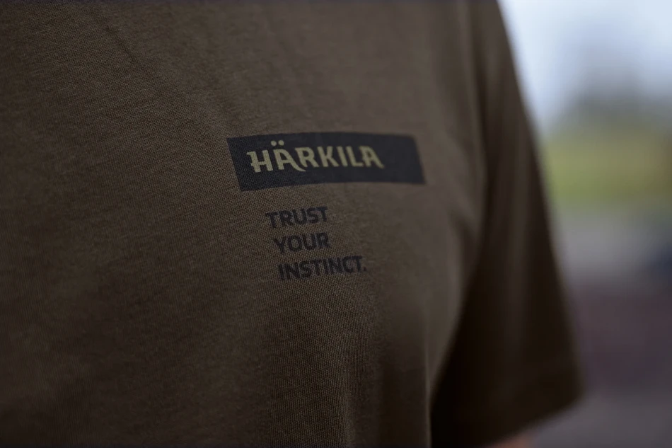 Harkila Logo Band S/S T-Shirt, kolor: Shadow Brown/Tarmac