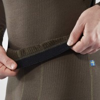 Fjallraven_kalesony_model_Varmland_Woolterry_Long_Johns_kolor_633_Dark_Olive_6.jpg