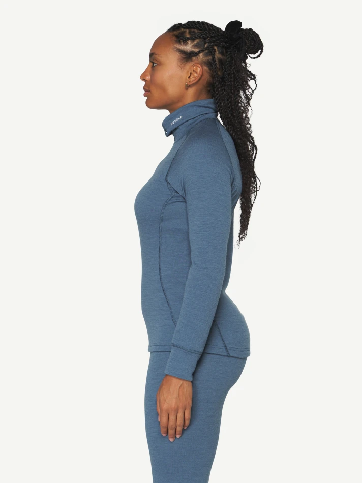 Devold Duo Active Merino 205 Z. Neck WMN, kolor: Berry - prezentacja na modelce - bok