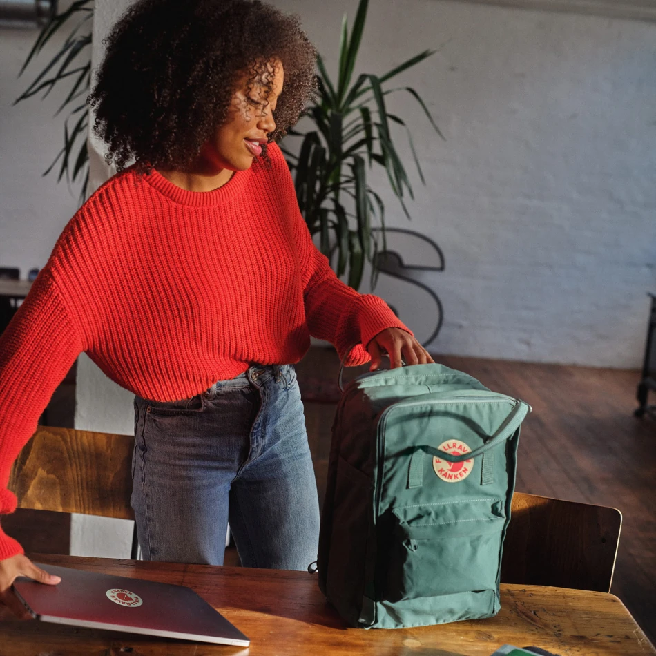 Fjallraven_Kanken_Laptop_15_kolor_664_frost_green.jpg