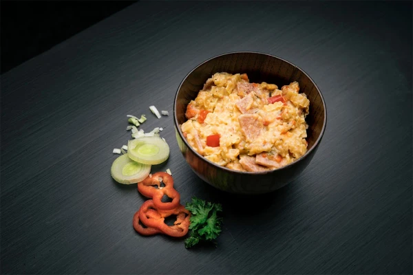 Real Full Meal Creamy Pasta with Pork 697 kcal
