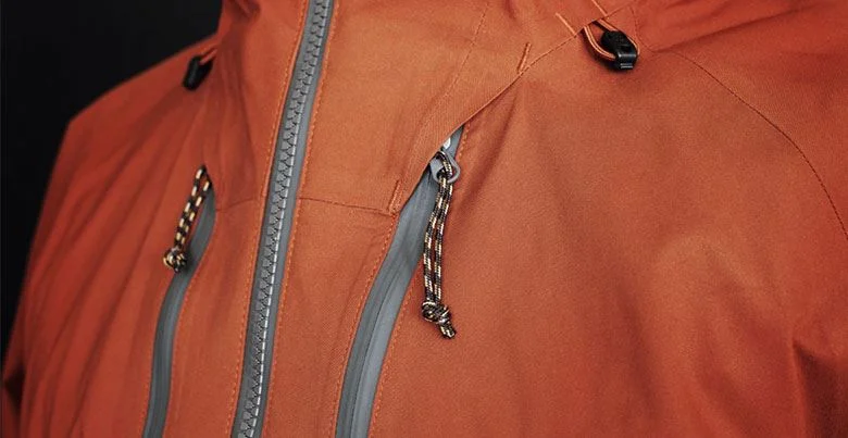 Nakładanie impregnatu DWR na odzież Fjallraven Eco-Shell